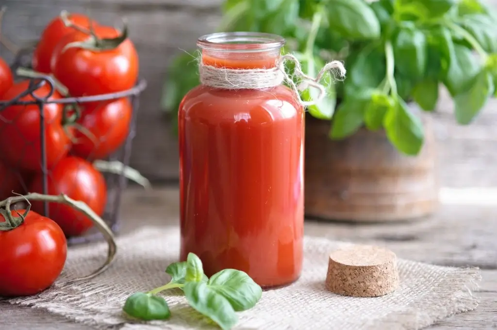 Sok pomidorowy - najlepsze sposoby na kaca